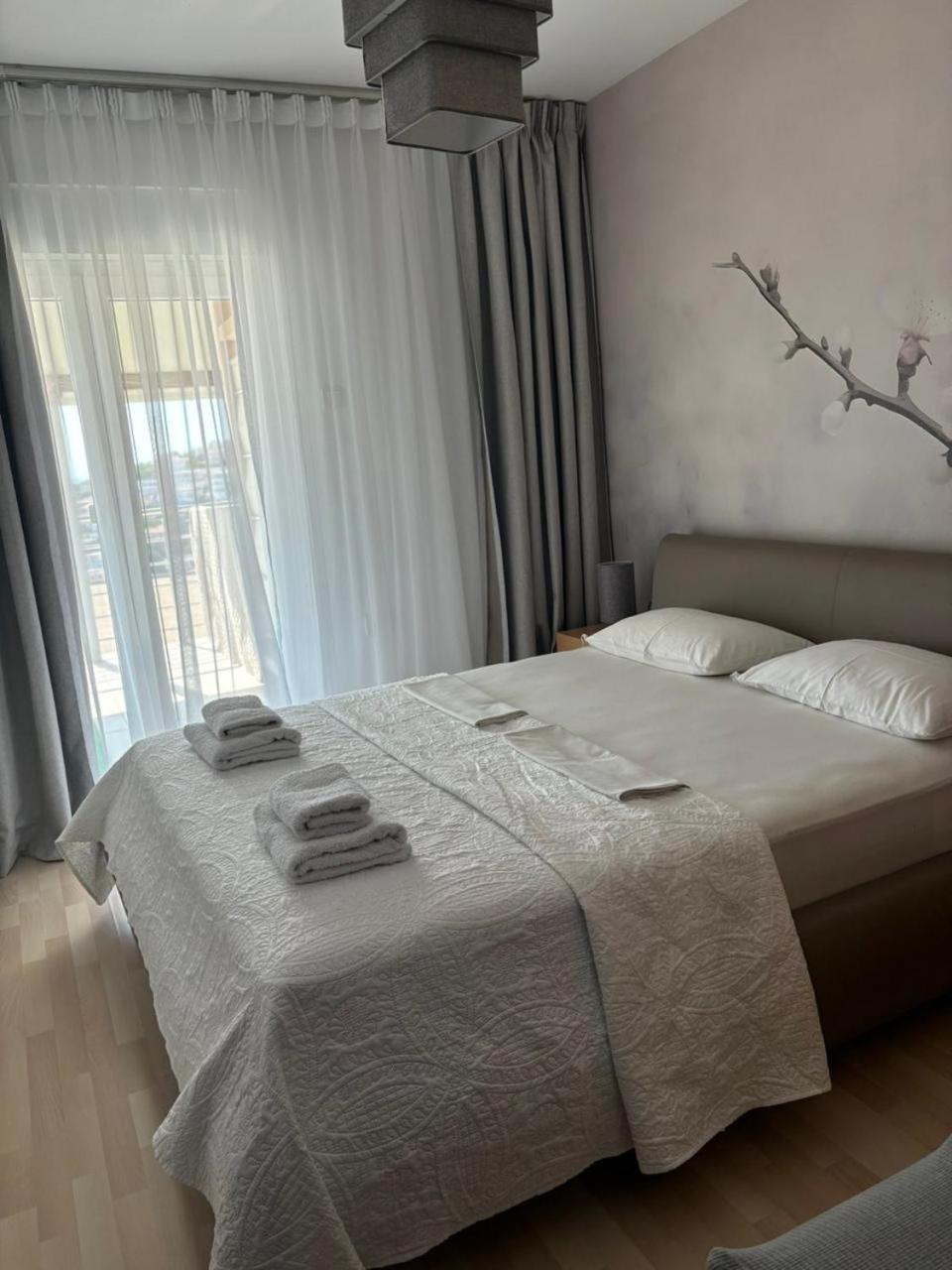 Apartments Knezevic Улцинь Экстерьер фото