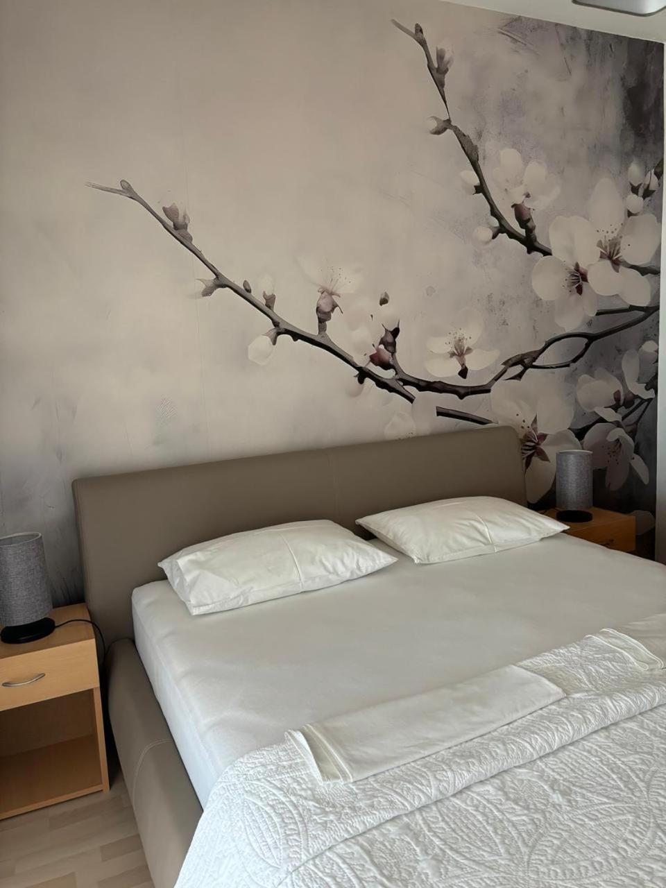 Apartments Knezevic Улцинь Экстерьер фото